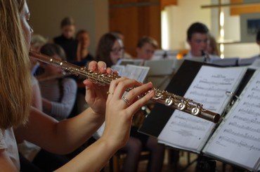 Fløjtenist i orkester, der optræder på Byens Dag